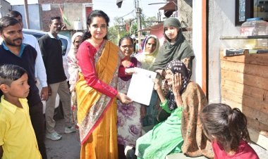 BIG NEWS: कलेक्टर गर्ग ने अयोध्या बस्ती एवं गांधीनगर में किया घर-घर संपर्क, बुजुर्ग एवं शतायु मतदाताओं को स्वयं वितरित किए गणना पत्रक, पढ़े खबर