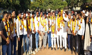 BIG NEWS : नीमच जिला कांग्रेस ने किया नव निर्वाचित पदाधिकारीयो का स्वागत, युवा साथियों ने संगठन के प्रति निष्ठा की शपथ ली, पढ़े खबर