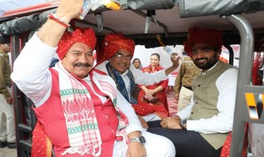 NEWS : पंख अभियान, जनप्रतिनिधियों ने मंच से कमल को सौंपी ई-रिक्शा की चाबी, सम्मानजनक जीवन जीने और आत्मनिर्भर बनाने का उद्देश्य, पढ़े खबर