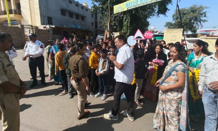 BIG NEWS : बाल दिवस पर यातायात पुलिस की बड़ी पहल, स्कूली बच्चों ने चौराहे पर संभाला ट्रेफिक, तो यहां जागरूकता कार्यक्रम का आयोजन, खाकी ने आमजन को कुछ यूं दी समझाइश, पढ़े खबर