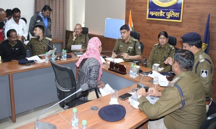 BIG NEWS : मंदसौर पुलिस कंट्रोल रूम पर जनसुनवाई, एसपी ने सुनी आमजन की समस्याएं, त्वरित निराकरण के दिए निर्देश, ये अधिकारी भी रहें मौजूद, पढ़े खबर