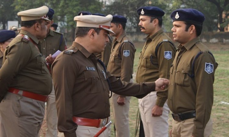 NEWS : मंदसौर पुलिस लाइन में जनरल परेड, एसपी विनोद कुमार मीना ने किया निरिक्षण, फिर इन जवानों को किया सम्मानित, तो इन्हें आवश्यक सुधर के दिए निर्देश, पढ़े खबर