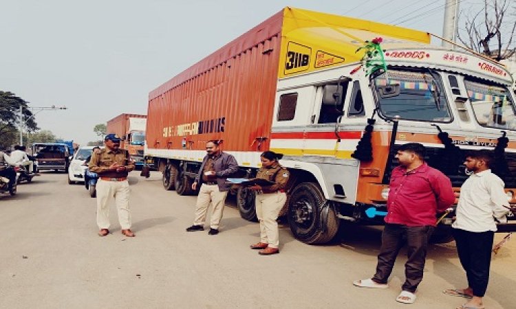 BIG NEWS : एक्शन मोड में नीमच यातायात पुलिस, नो एंट्री में प्रवेश करने वाले कंटेनरों को रोका, फिर बनाएं ताबड़तोड़ चालान, और की ये बड़ी कार्यवाही, पढ़े खबर