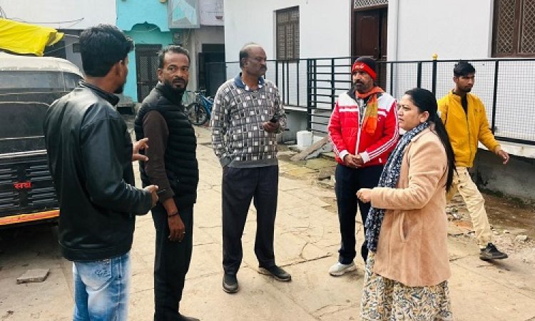 BIG NEWS : नीमच के इस क्षेत्र में पहुंची नगर पालिका सीएमओ, सफाई व्यवस्था का किया निरिक्षण, फिर इन कर्मचारियों को सेवा से पृथक करने, और इनका वेतन काटने के निर्देश, जब यहां दिखी गंदगी, तो दरोगा को भी थमाया नोटिस, पढ़े खबर