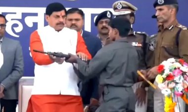 BIG NEWS : एमपी के इतिहास में सबसे बड़ा नक्सली सरेंडर, 2 करोड़ 36 लाख का इनाम, और मचाया आतंक, अब नक्सलियों ने किया आत्मसमर्पण, बालाघाट में सीएम डॉक्टर मोहन यादव के सामने सौंपे हथियार, पढ़े खबर