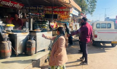 BIG NEWS : नीमच नगर पालिका CMO जब निकली शहर भ्रमण पर,तो लगा डाली इनकी क्लास,कर्मचारियों को चेताया,तो दुकानदारों पर हुई नाराज,पढ़े खबर में आखिर क्या है माजरा