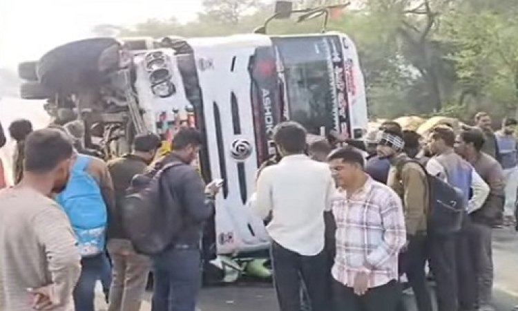 BIG NEWS : मालखेड़ा फंटे के समीप हादसा, असंतुलित होकर पलटा ट्रक, बाइक सवार दंपत्ति घायल, चालक ने इन पर लगाएं लापरवाही के आरोप, मौके पर लोगों की भीड़, पढ़े खबर