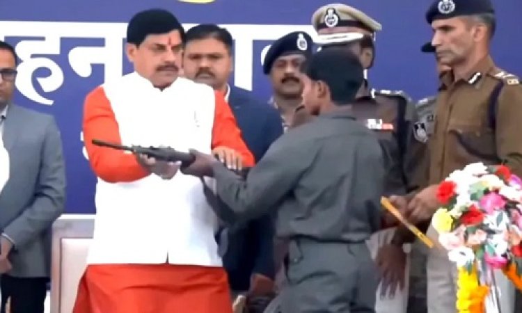 BIG NEWS : एमपी के इतिहास में सबसे बड़ा नक्सली सरेंडर, 2 करोड़ 36 लाख का इनाम, और मचाया आतंक, अब नक्सलियों ने किया आत्मसमर्पण, बालाघाट में सीएम डॉक्टर मोहन यादव के सामने सौंपे हथियार, पढ़े खबर