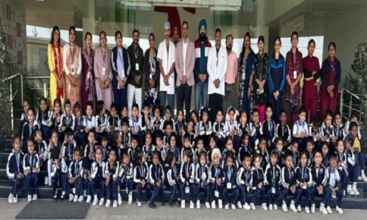 NEWS : नन्हें छात्र-छात्राओं ने किया ज्ञानोदय मल्टीस्पेशलिटी हॉस्पिटल का शैक्षणिक भ्रमण, डॉक्टरों ने समझाई फर्स्ट एड बॉक्स की विधि, प्राकृतिक स्थल की यात्रा भी कुछ यूं हुई संपन्न, पढ़े खबर