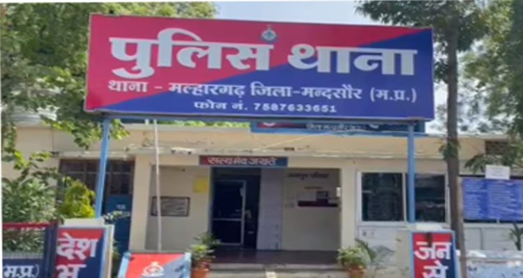 BIG NEWS : देश के आदर्श थाने मल्हारगढ़ में फर्जी केस, छात्र को गलत तरीके से किया गिरफ्तार, तो हाईकोर्ट ने बरती सख्ती, आदेश के बाद मंदसौर एसपी का बड़ा एक्शन, ये पुलिसकर्मी सस्पेंड, बस में लगे CCTV ने खोली पोल, पढ़े खबर