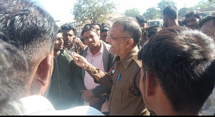 BIG NEWS : प्याज की बंपर आवक, भाव कम मिले तो, किसानों में पनपा आक्रोश, रोक दी नीलामी, इतनी देर तक बंद रहा कारोबार, मामला जीरन कृषि उपमंडी का, पढ़े खबर