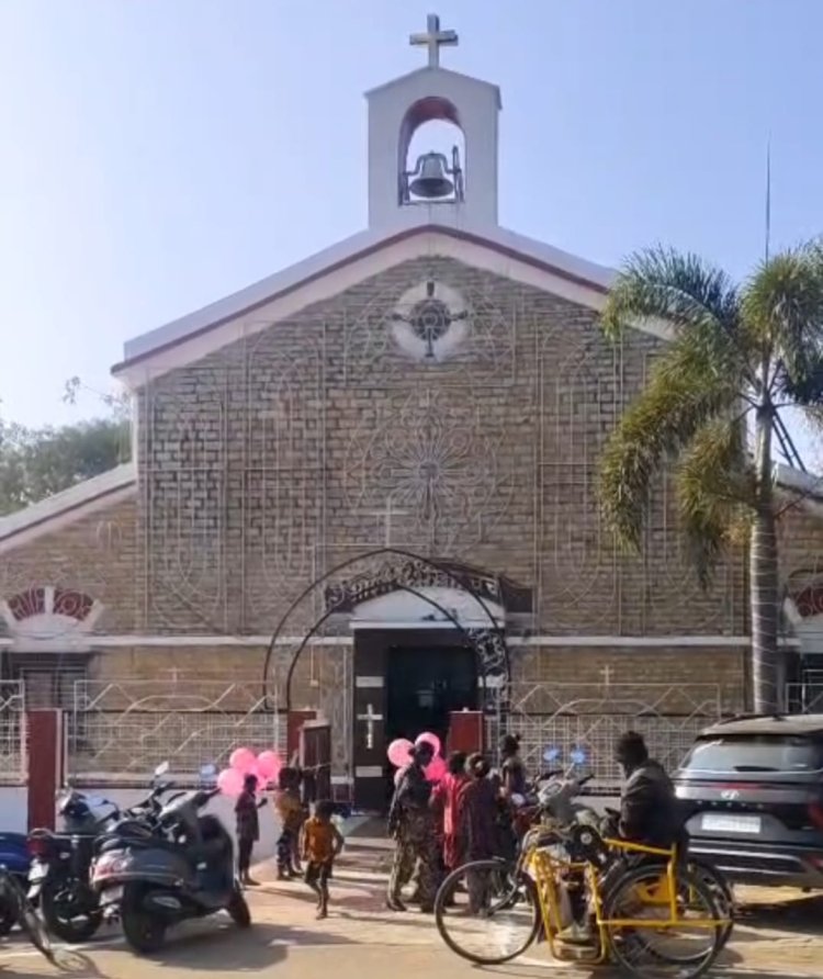 NEWS : नीमच में धूमधाम से मनाया जा रहा क्रिसमस का त्यौहार, चर्चों में रौनक, प्रभु यीशु की प्रार्थना, चर्च में पहुंचे हजारों लोग, पढ़े खबर