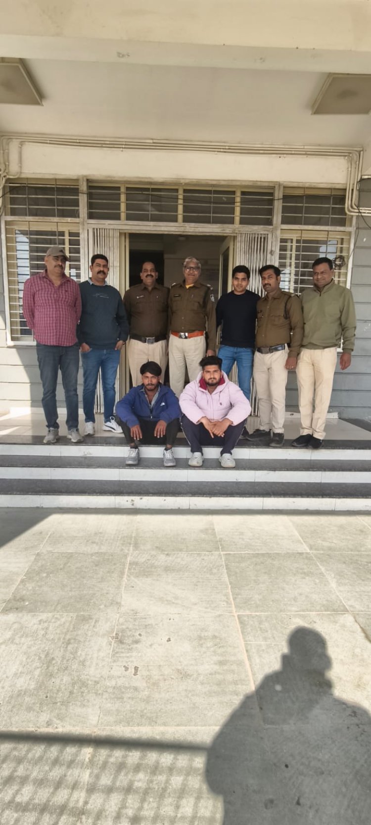 BIG NEWS: सावधान! नीमच में पैर पसार रहा नशे का ये गिरोह, रजनीगंधा के पाउच में परोसा जा रहा था जहर, पुलिस का बड़ा एक्शन, दो तस्कर गिरफ्तार,पढ़े खबर