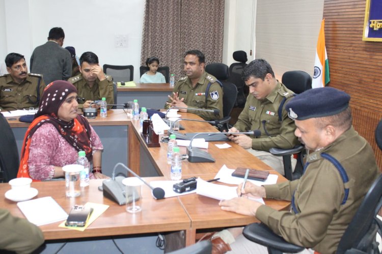 NEWS : मंदसौर पुलिस की पहल, कंट्रोल रूम पर जनसुनवाई का आयोजन, 33 आवेदकों की शिकायतों का हुआ निराकरण, पढ़े खबर