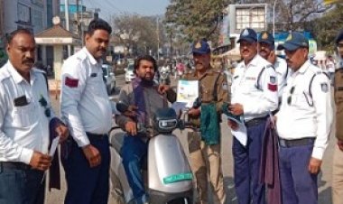 NEWS- चायनीज माँझे से दुर्घटनाओं की रोकथाम पर,नीमच यातायात पुलिस ने किया नागरिको को जागरूक, दी समझाइश साथ किये मफलर भेट,आज शाम चोपड़ा चौराहे पर होगा ये कार्यक्रम,पढ़े खबर