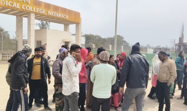 BIG NEWS : दो माह से वेतन नहीं,नीमच मेडिकल कॉलेज में आउटसोर्स कर्मचारियों का फूटा गुस्सा,मुख्य गेट पर धरना,सफाईकर्मी और सिक्योरिटी गार्ड बोले– घर चलाना मुश्किल,डीन ने दिया जल्द भुगतान का आश्वासन,पढ़े ये खबर