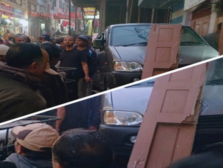 BIG NEWS- इक्को कार लेकर घर से निकला आशीष ,फिर पहुंचा नीम चौक,जैसे ही उतारी घाटी,तो हो गया हादसा,पहले रोंदी दो बाइक,फिर घुसा दी दुकान मे,पढ़े जीरन की ये खबर