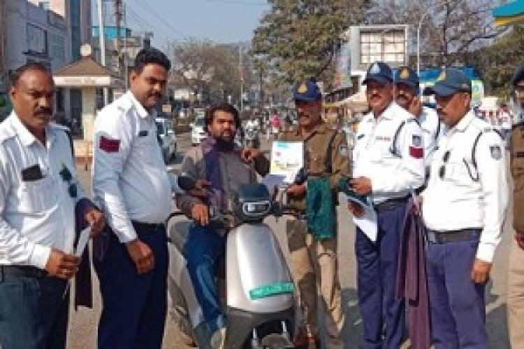 NEWS- चायनीज माँझे से दुर्घटनाओं की रोकथाम पर,नीमच यातायात पुलिस ने किया नागरिको को जागरूक, दी समझाइश साथ किये मफलर भेट,आज शाम चोपड़ा चौराहे पर होगा ये कार्यक्रम,पढ़े खबर