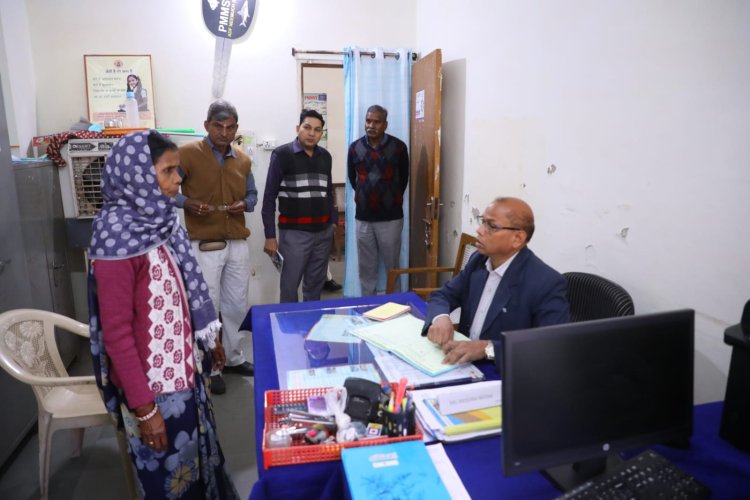 BIG NEWS : नीमच एडीएम का कलेक्टोरेट में औचक छापा, 52 अधिकारी-कर्मचारी ड्यूटी से नदारद,जिला रोजगार और आबकारी कार्यालय मिले बंद,कलेक्टर ने एक दिन का वेतन काटने के दिए निर्देश,पढ़े ये खबर