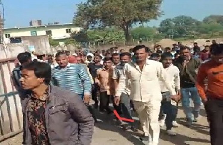 BREAKING NEWS- रामधुन पर आपत्ति के विरोध में बड़ी संख्या में हिंदू संगठन,पहुंचा जीरन थाना,32 साल पुरानी परंपरा जारी रखने की करी मांग, पढ़े खबर