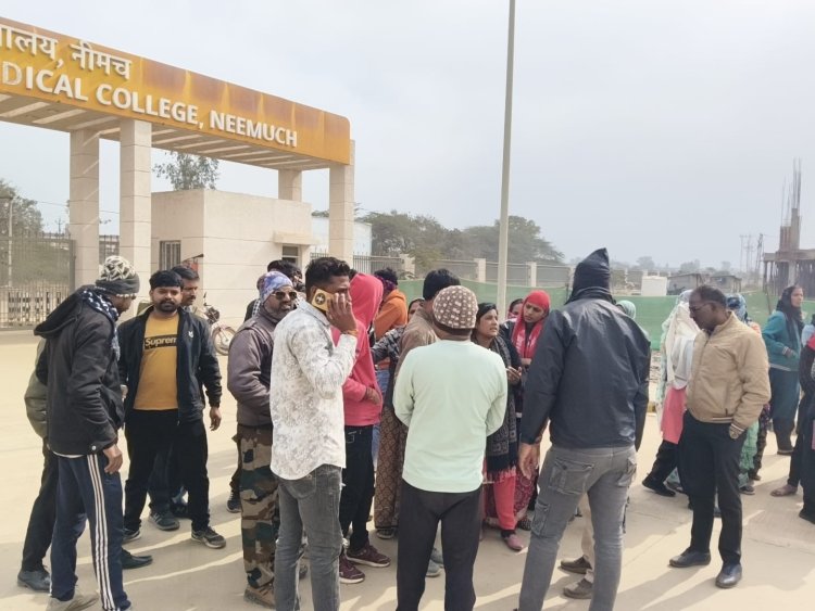 BIG NEWS : दो माह से वेतन नहीं,नीमच मेडिकल कॉलेज में आउटसोर्स कर्मचारियों का फूटा गुस्सा,मुख्य गेट पर धरना,सफाईकर्मी और सिक्योरिटी गार्ड बोले– घर चलाना मुश्किल,डीन ने दिया जल्द भुगतान का आश्वासन,पढ़े ये खबर