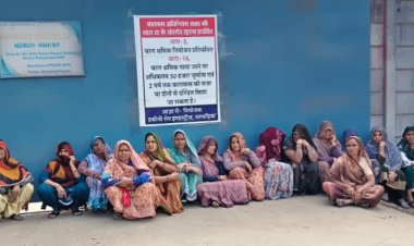 बड़ी खबर: भरभड़िया रस्सी फैक्ट्री के बाहर महिला मजदूरों का उग्र प्रदर्शन, 467 की जगह 292 रुपये देने का आरोप, 2 घंटे का अल्टीमेटम, नहीं तो चक्काजाम, पढ़े खबर