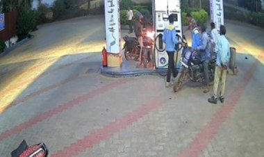 BREAKING NEWS: पेट्रोल भरवाने पहुंचा युवक, मोबाइल पर कर रहा था बात,लगी अचानक  आग,मची अफरा तफरी, मौजूद कर्मचारियों की सूझबूझ से टला बड़ा हादसा,घटना चीताखेड़ा के भारत पेट्रोलियम पंप की, पढ़े पूरी खबर