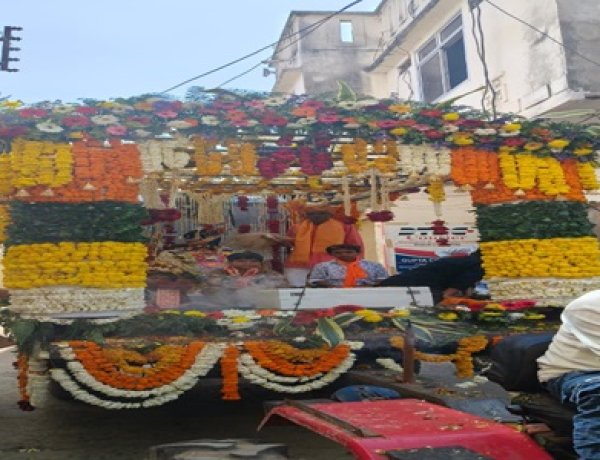 महाशिवरात्रि: ढोल-नगाड़ों की गूंज के बीच रामपुरा में सजी शिव शाही सवारी, जगह-जगह पुष्पवर्षा से हुआ स्वागत, पढ़े खबर