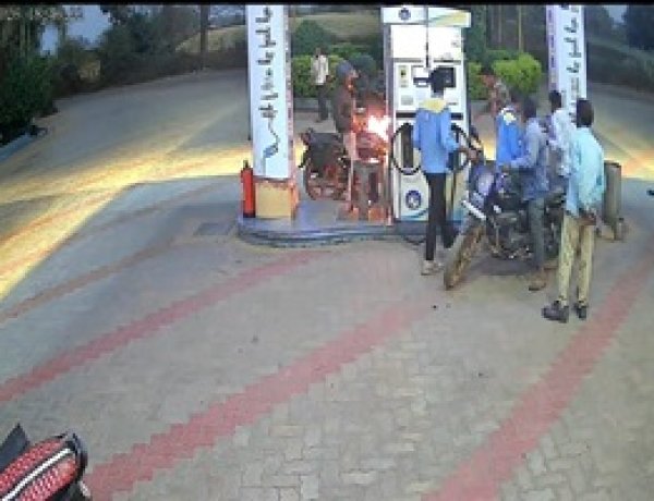 BREAKING NEWS: पेट्रोल भरवाने पहुंचा युवक, मोबाइल पर कर रहा था बात,लगी अचानक  आग,मची अफरा तफरी, मौजूद कर्मचारियों की सूझबूझ से टला बड़ा हादसा,घटना चीताखेड़ा के भारत पेट्रोलियम पंप की, पढ़े पूरी खबर