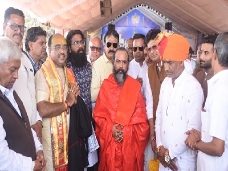 NEWS:कलश-पोथीयात्रा में उमड़ा जनसैलाब,टीलाखेड़ा बालाजी से गौशाला तक गूंजे भक्ति गीत,गौसेवा के लिए महामंडलेश्वर ने दिए 51 हजार रुपए,पढ़े खबर