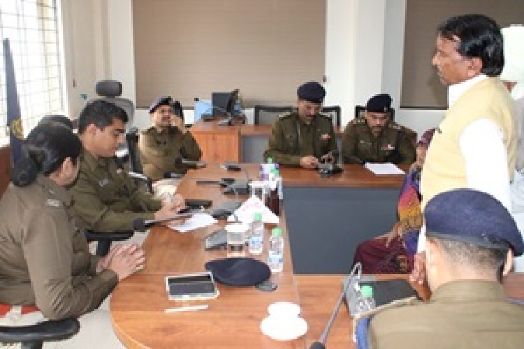 NEWS - मंदसौर जनसुनवाई में पुलिस अधीक्षक ने सुनी 25 शिकायते, दिए त्त्वरित व विधिसंगत निराकरण के निर्देश, पढ़े खबर