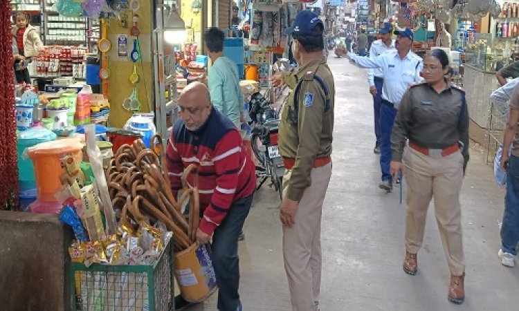 BIG NEWS : लापरवाह बस चालक पर यातायात पुलिस का कड़ा प्रहार, ओवरलोडिंग का बनाया चालन, वसूला पांच हजार का शमन शुल्क, फिर सख्ती से दी ये समझाइश, पढ़े खबर