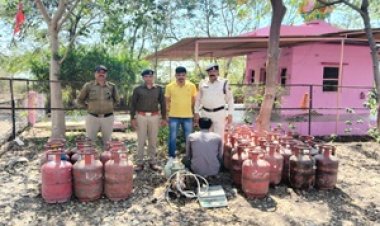 BIG NEWS: चाँदवासा का रिहायशी इलाके, हो रहा रहा था घरेलू गैस की अवैध रिफिलिंग का खतरनाक खेल,दी चौकी पुलिस ने दबिश,किया 92 हजार का माल जब्त,आरोपी विष्णु मीणा गिरफ्तार,पढ़े खबर