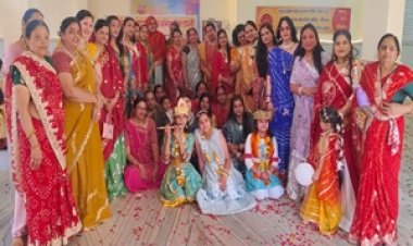 NEWS: “फूलों की होली, भजनों की गूंज और कान्हा भक्ति का रंग: फाग महोत्सव में झूम उठी मातृशक्ति, राधा-कृष्ण की झांकी पर बरसे पुष्प”, पढ़े खबर