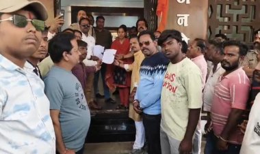 BIG NEWS : नशे की लत से बर्बाद हो रही युवा पीढ़ी, ड्रग्स बेचने वालों पर तुरंत कार्रवाई की उठी मांग, नीमच में विश्व हिंदू परिषद बजरंग दल के पदाधिकारी और कार्यकर्ता उतरे सड़कों पर, मुख्यमंत्री के नाम इन्हें सौंपा ज्ञापन, पढ़े खबर