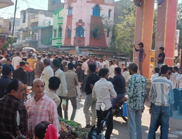 BIG NEWS: मंदसौर के बासखेड़ी में बंजारा समाज के दो पक्षों में खूनी विवाद,एक महिला घायल,आक्रोशित ग्रामीणों ने किया शामगढ़ सब्जी मंडी के बाहर चक्काजाम,पढ़े खबर 