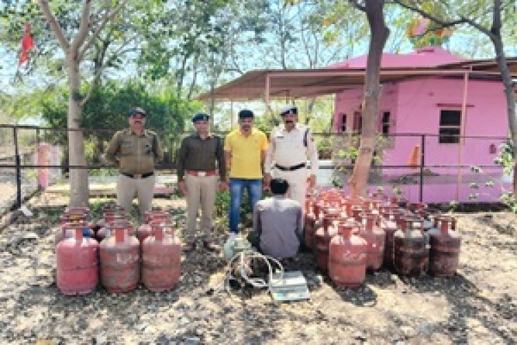 BIG NEWS: चाँदवासा का रिहायशी इलाके, हो रहा रहा था घरेलू गैस की अवैध रिफिलिंग का खतरनाक खेल,दी चौकी पुलिस ने दबिश,किया 92 हजार का माल जब्त,आरोपी विष्णु मीणा गिरफ्तार,पढ़े खबर