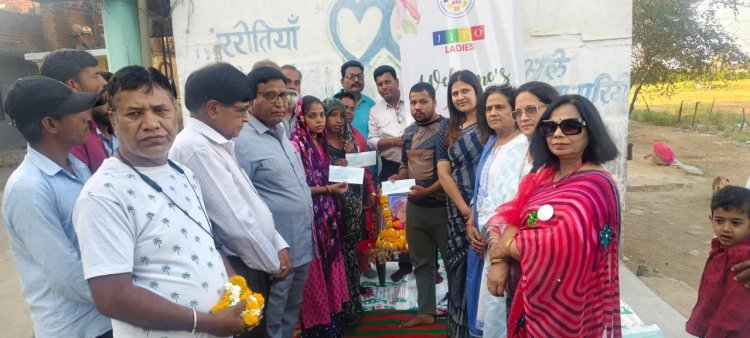 BIG NEWS : शहीद कंचनबाई के साहस को सलाम: जैन इंटरनेशनल ट्रेड ऑर्गेनाइजेशन ने बढ़ाया मदद का हाथ,3 लाख की सहायता,मधुमक्खियों के हमले में 20 बच्चों की जान बचाकर शहीद हुई आंगनवाड़ी कार्यकर्ता के परिवार को मिला संबल,मानवता और सेवा की मिसाल बनी जिटो,पढ़े ये खबर