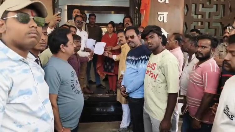 BIG NEWS : नशे की लत से बर्बाद हो रही युवा पीढ़ी, ड्रग्स बेचने वालों पर तुरंत कार्रवाई की उठी मांग, नीमच में विश्व हिंदू परिषद बजरंग दल के पदाधिकारी और कार्यकर्ता उतरे सड़कों पर, मुख्यमंत्री के नाम इन्हें सौंपा ज्ञापन, पढ़े खबर