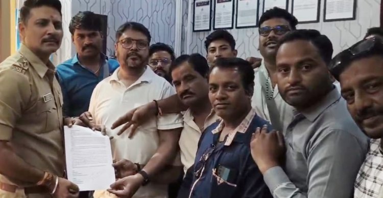 BREAKING NEWS: 200 पेट्रोल का फर्जी नियम… और सच दिखाने पर पत्रकार को जान से मारने की धमकी,नीमच में पेट्रोल पंप कर्मियों की दबंगई पर भड़का युवा प्रेस क्लब, FIR और पंप सील करने की उठी मांग,पढ़े खबर 