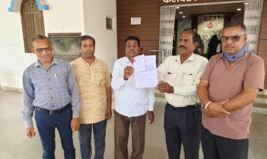 BIG NEWS : नीमच में सरकारी जमीन पर बाहरी लोगों की नजर, विरोध के बावजूद जारी अतिक्रमण,5000 वर्गफीट जमीन पर टीन शेड,पत्थर डालकर कब्जा करने का आरोपद,स्तावेज नहीं फिर भी दबंगई,गणपति नगर के वासियो को दी जा रही धमकी,पढ़े ये खबर