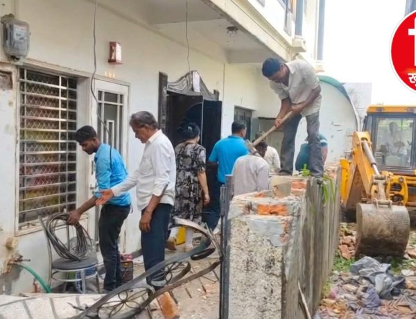 BIG NEWS :CM हेल्पलाइन के बाद नीमच में कड़ा एक्शन: जैन कॉलोनी में अवैध अतिक्रमण पर चला जेसीबी का नपा का पंजा,नामजद अतिक्रमणकारियों के पक्के निर्माण ढहे, 4 घंटे की कार्रवाई में सार्वजनिक रास्ता हुआ मुक्त,पढ़े ये खबर