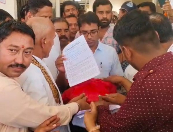 BIG NEWS : गोवंश को ‘राष्ट्रमाता’ का दर्जा देने की मांग तेज, राष्ट्रपति के नाम सौंपा गया ज्ञापन,केंद्रीय कानून और ‘गोसेवा मंत्रालय’ गठन की भी उठी मांग, नीमच से अभियान को समर्थन,पढ़े खबर