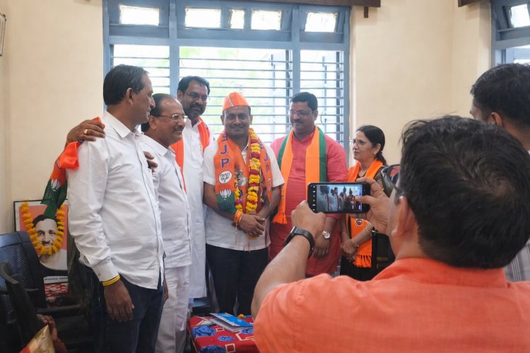 BIG NEWS : रामपुरा में बड़ा राजनीतिक उलटफेर: कांग्रेस के दिग्गज सम्राट दीक्षित ने थामा भाजपा का दामन,विधायक अनिरुद्ध मारु सहित भाजपा नेताओं की मौजूदगी में ग्रहण की सदस्यता,पढ़े ये खबर