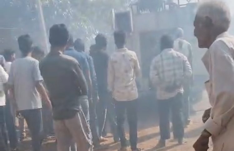 BIG NEWS: डुंगलावदा में आग का तांडव, चंद मिनटों में राख हुआ घर, लाखों का सामान खाक,शॉर्ट सर्किट बना तबाही की वजह, पढ़े नरेंद्र राठौर की ये खबर