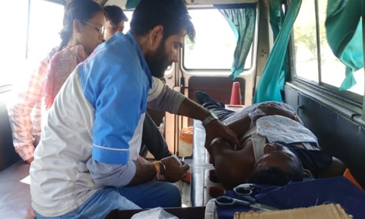 BIG NEWS : असंतुलित होकर रेलिंग से टकराई स्कूटी, हादसे में मनासा निवासी दो युवक घायल, एम्बुलेंस ने पहुंचाया जिला अस्पताल, ये घटना महू-नीमच हाईवे की, पढ़े खबर