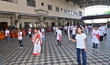 NEWS : नीमच की बेटियों ने दिखाया शौर्य, अपने साहस का किया हैरतअंगेज प्रदर्शन, कुछ यूं चलाई लाठी और तलवार, सीखे आत्मरक्षा के गुर, भारत विकास परिषद का आत्मरक्षा शिविर ऐतिहासिक सफलता के साथ संपन्न, पढ़े खबर