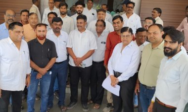 BIG NEWS : उपपंजीयक कार्यालय हटाने की तैयारी पर फूटा विरोध”, “नीमच में सर्विस प्रोवाइडर और पंजीयन अधिवक्ता संघ ने कलेक्टर को सौंपा ज्ञापन, बोले— तहसील कार्यालय में शिफ्ट हुआ दफ्तर तो बढ़ेंगी परेशानियां, पढ़े खबर