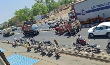 BIG NEWS : महू-नीमच हाईवे पर दर्दनाक हादसा, ट्रक और बाइक की भिड़ंत में युवक की मौत,चौपाटी क्षेत्र में दोपहर को हुआ भीषण सड़क हादसा, ट्रक में फंसे शव को मशक्कत के बाद निकाला गया,पढ़े ये खबर