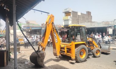 BIG NEWS : एक्शन मोड में प्रशासन और नगर परिषद, पिपलियामंडी में अवैध अतिक्रमण पर चलाया बुल्डोजर, दूकान के बाहर लगे टीनशेड हटाएं, मनासा रोड़ से कृषि उपज मंडी तक मचा हड़कंप, पढ़े खबर